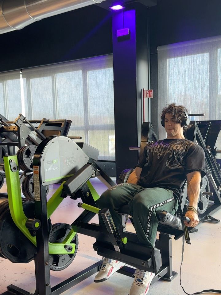 Daniel Nozza Bielli in sala alla leg extension